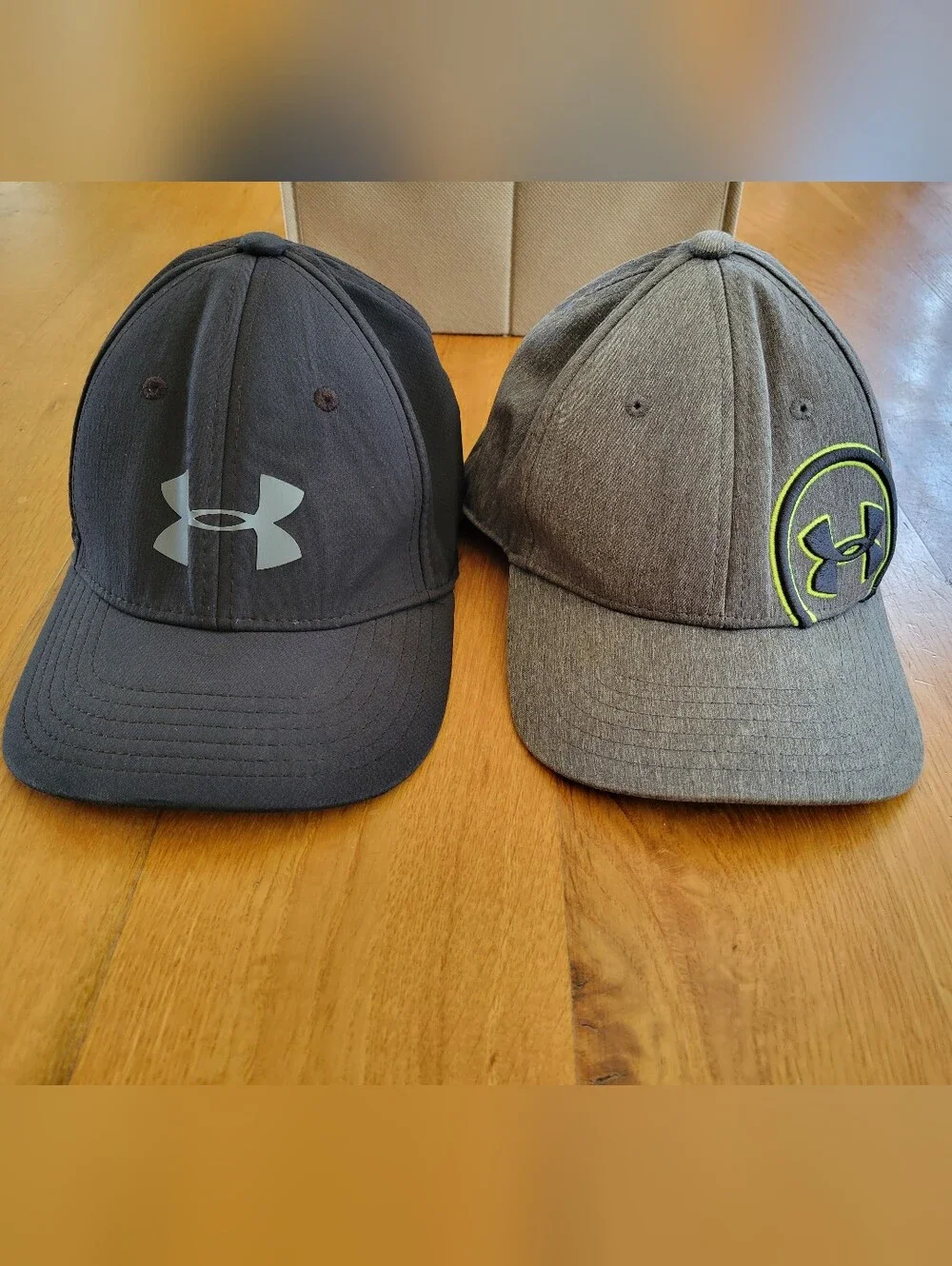 Youth Under Armour Hats bundle size small/medium
